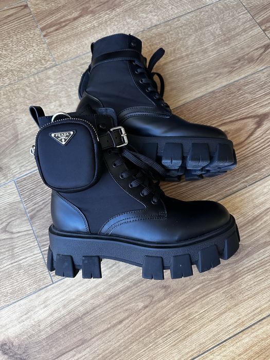 Жіночи черевики Prada