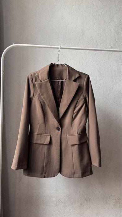 Шоколадний приталений піджак