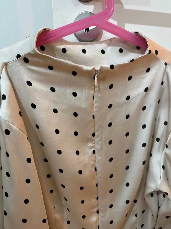 Blusa bege acetinada