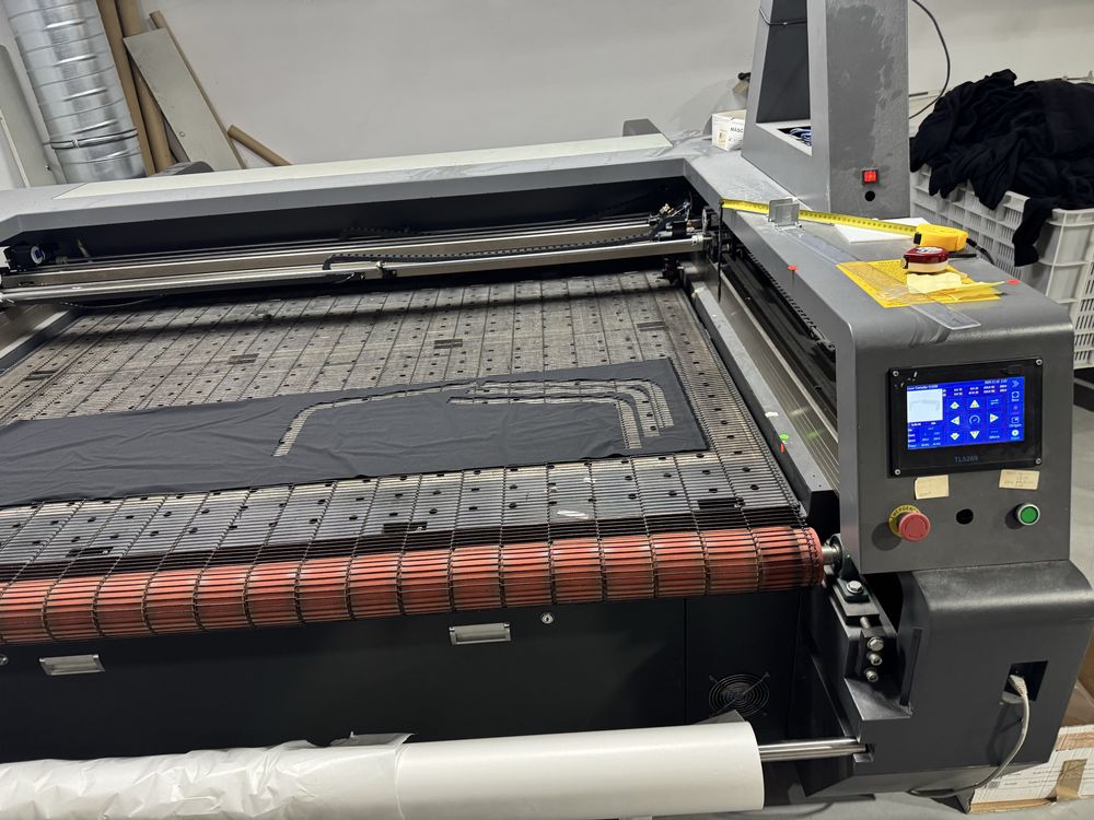 Maquina corte laser p/textil 2 cabeças camera continuo