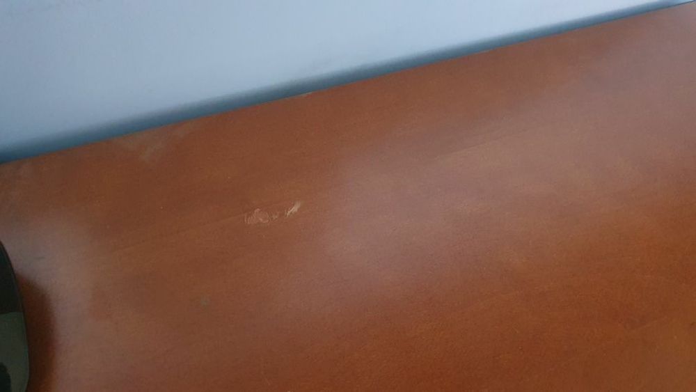 Secretária grande com móveis de apoio e prateleiras