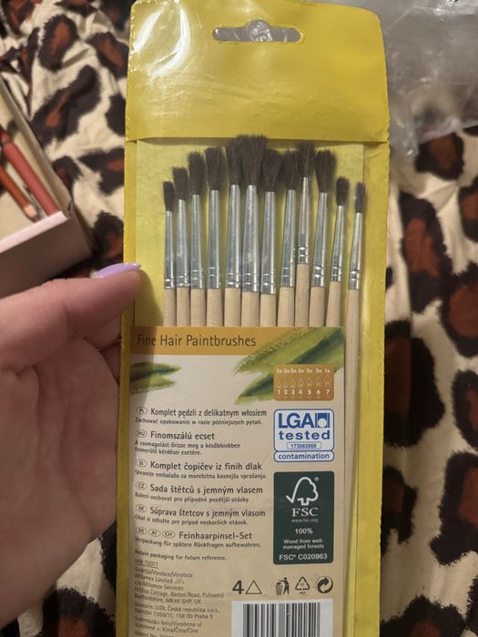 Farby akrylowe + bezbarwny lakier akrylowy + pędzelki