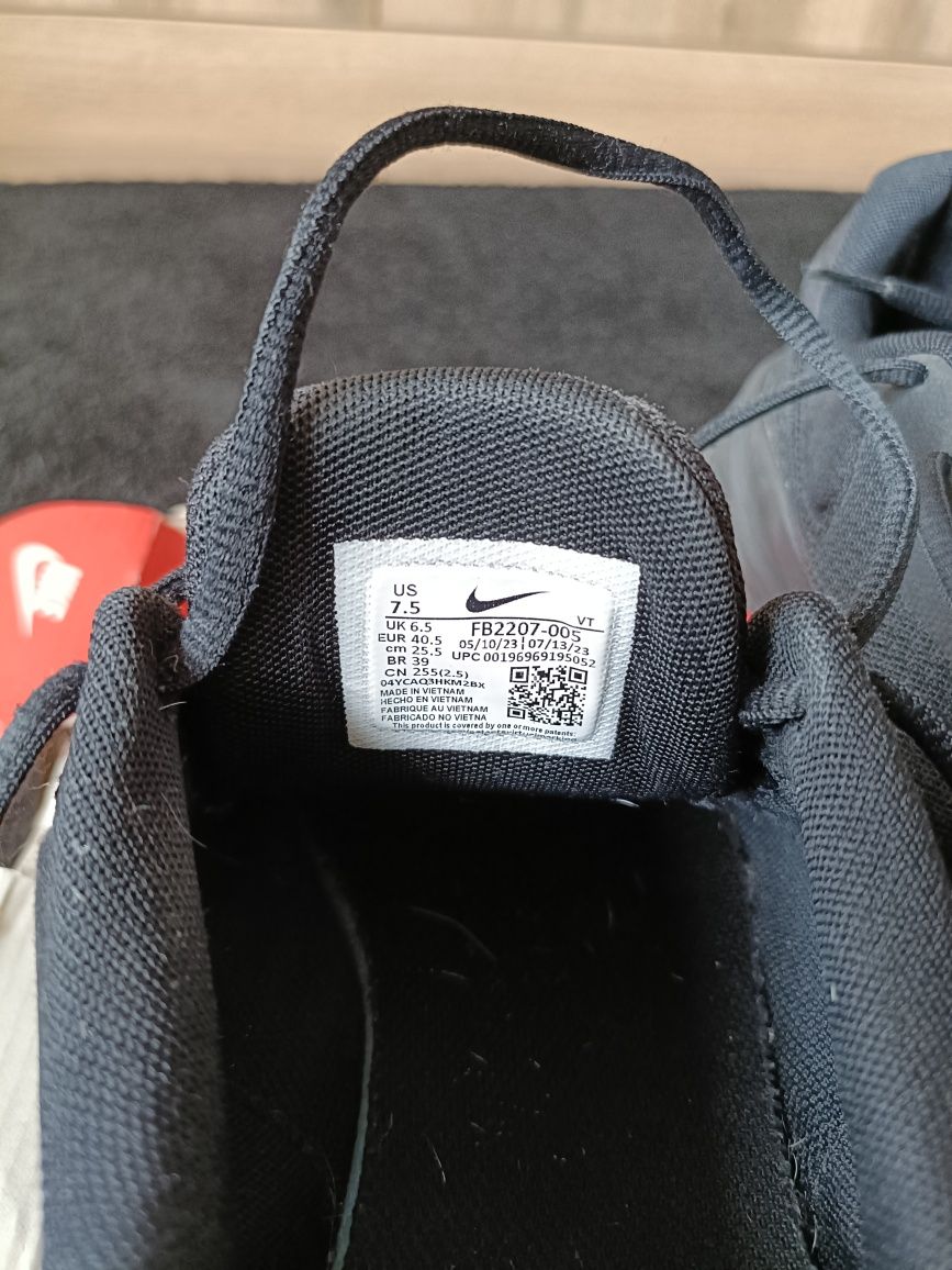 Buty Nike mlodziezowe r.40 1/2