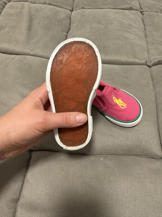 Взуття на дівчинку