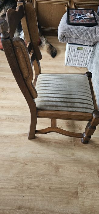 4 krzesła I rozkładany stół.