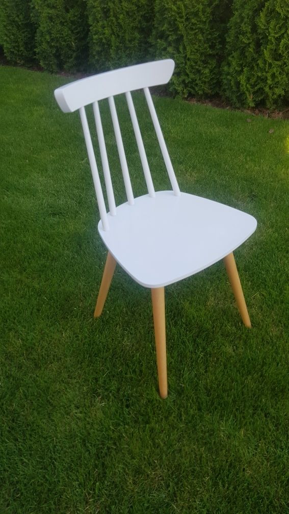 3 drewniane krzesla skandynawskie beliani