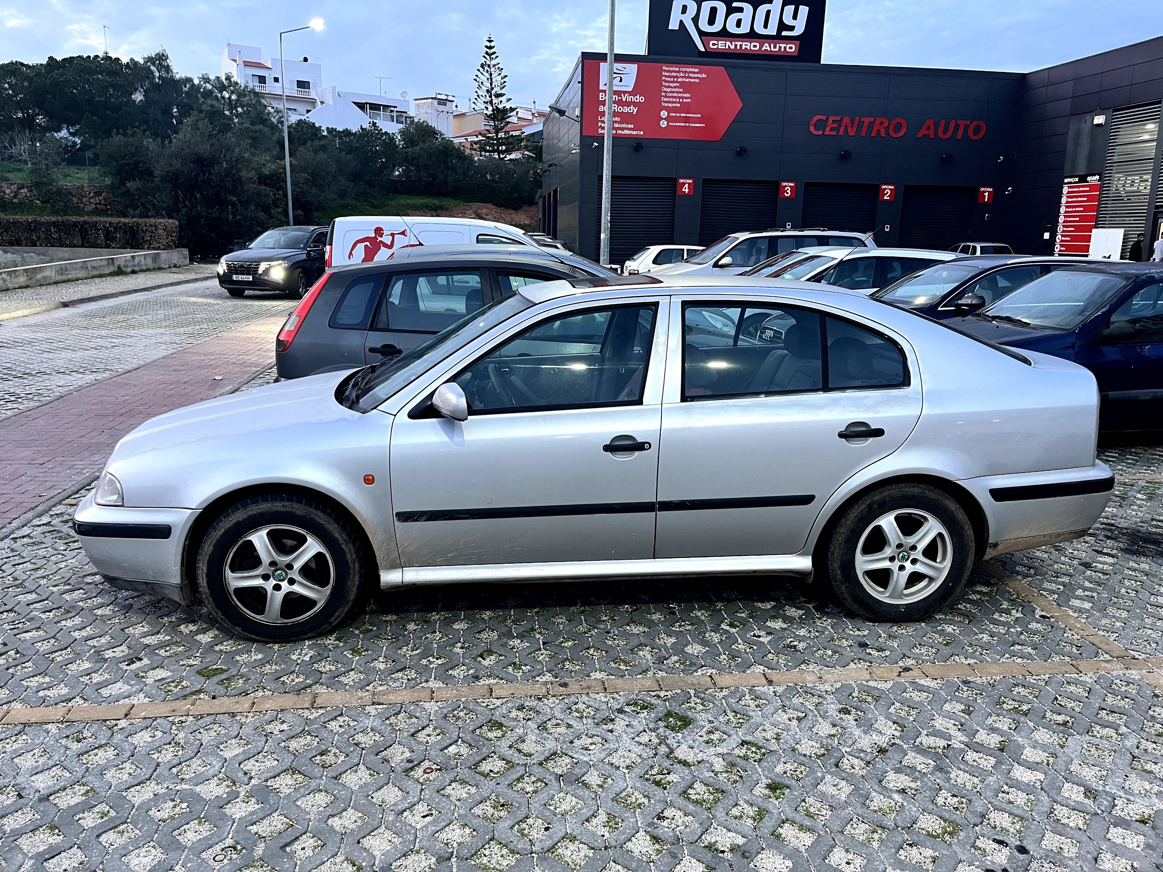 SKODA Octavia I Hatchback  1.6 Gasolina