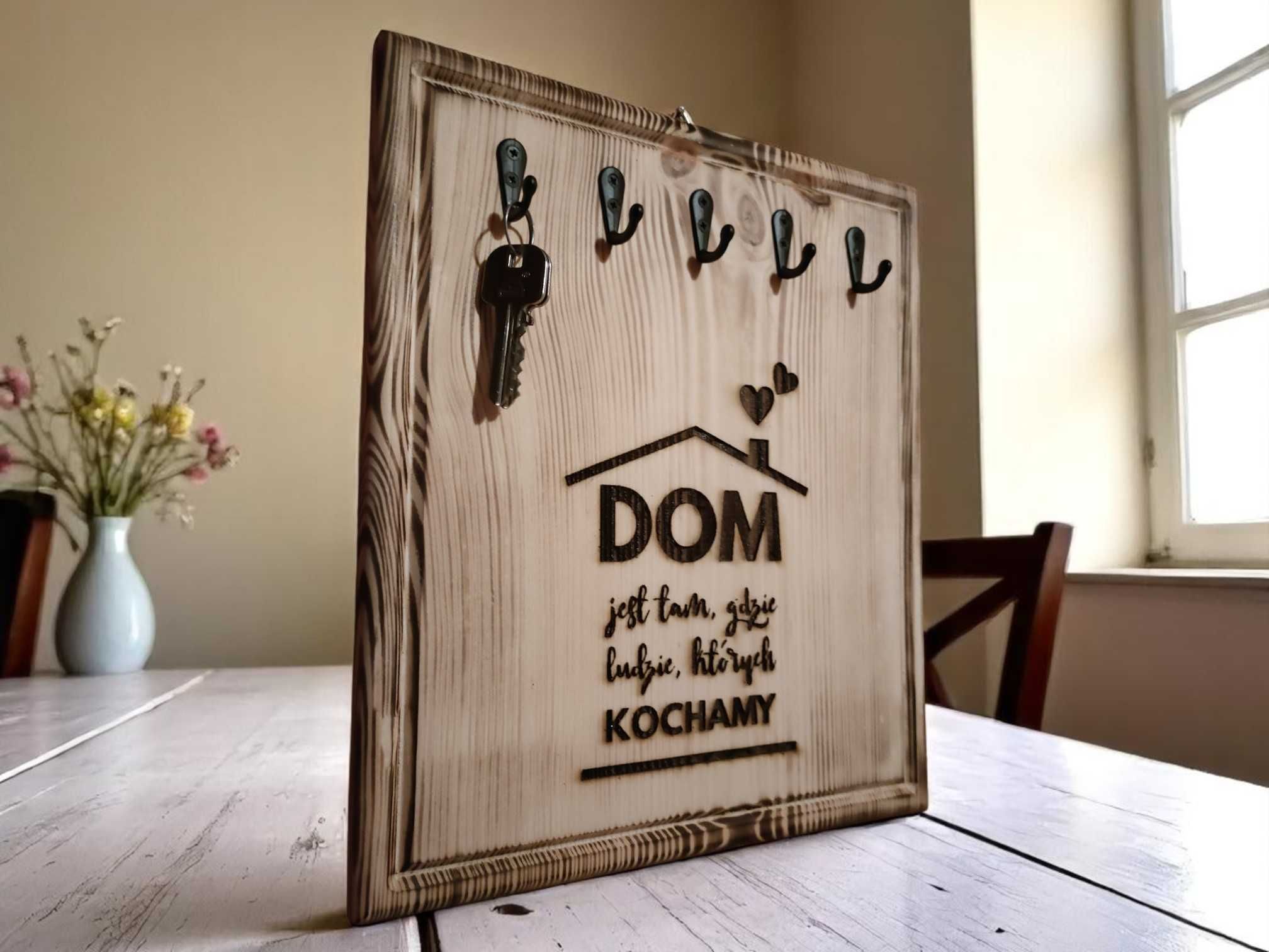 Wieszak uchwyt na klucze z drewna z napisem "Dom jest tam..."