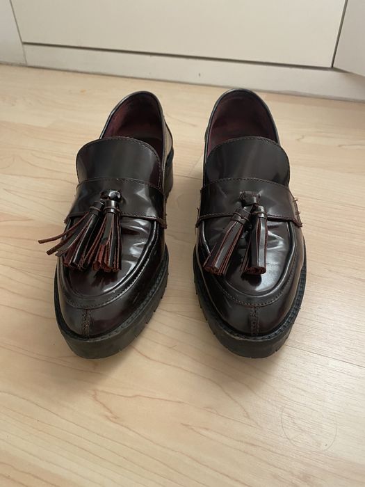 Sapatos em pele, com berloques, bordeaux escruro,  da H&M, tamanho 38