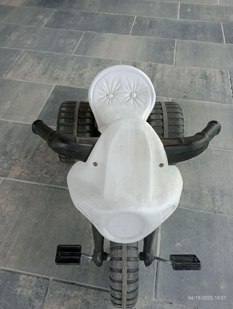 Jeździk na pedały, motor