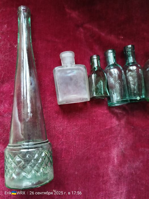 Комплект из девяти старинных бутылок ,маленьких бутылок.