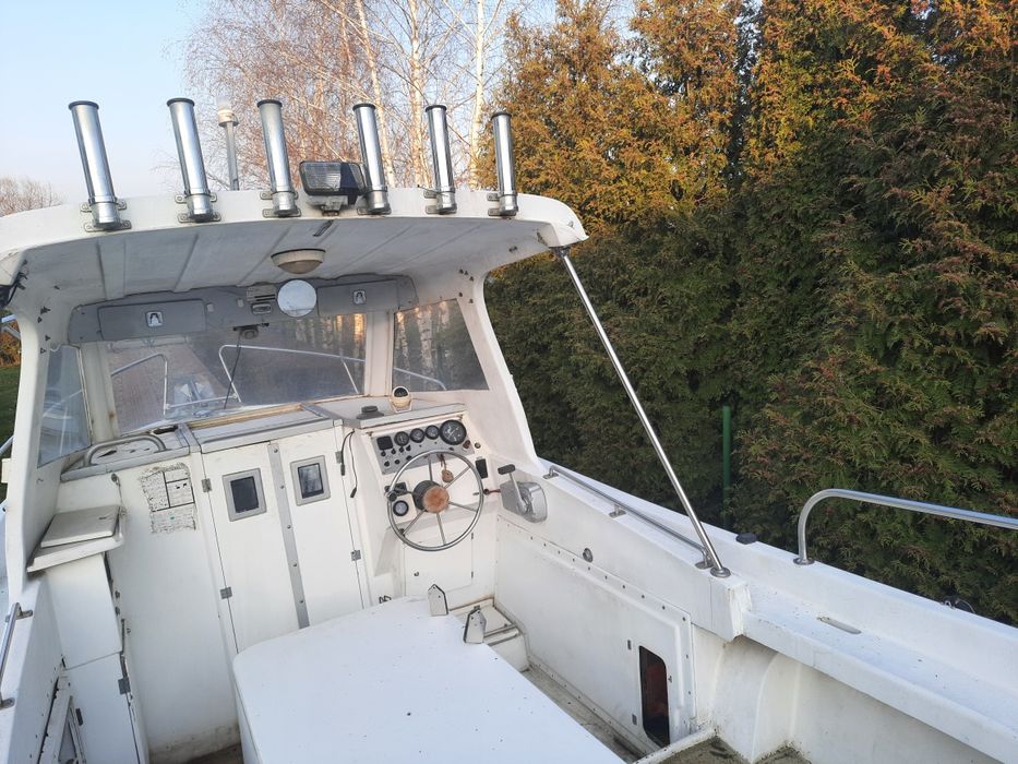 Łódź motorowa z przyczepą