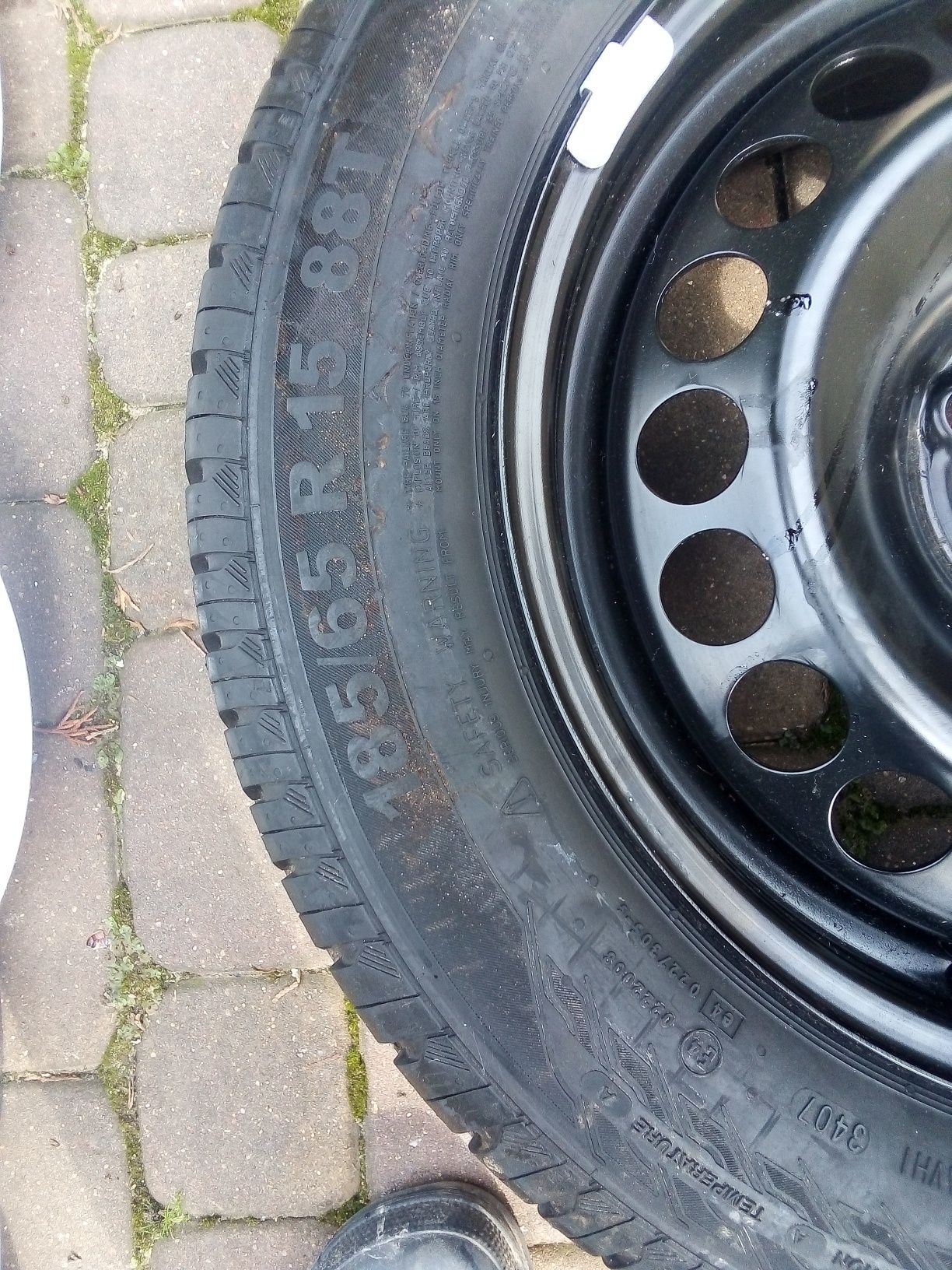 Opony zimowe 185/60 R 15 + zapas + kołpaki