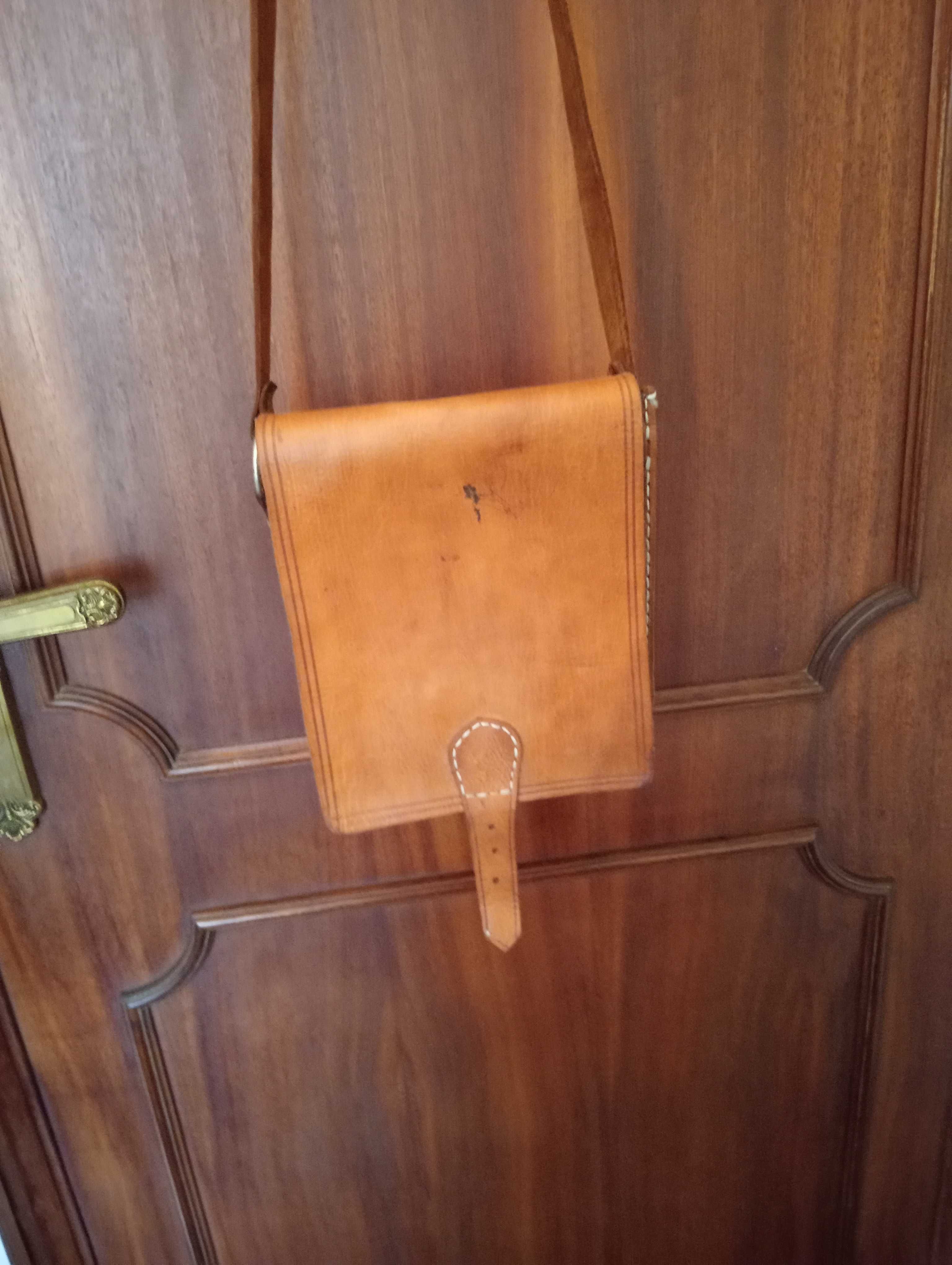 Carteira em pele à tiracolo