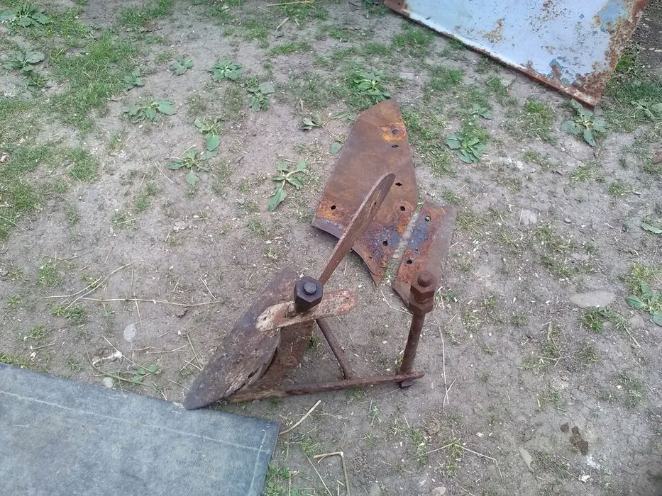 Продам два плуги і полицю запасну із леміхом.