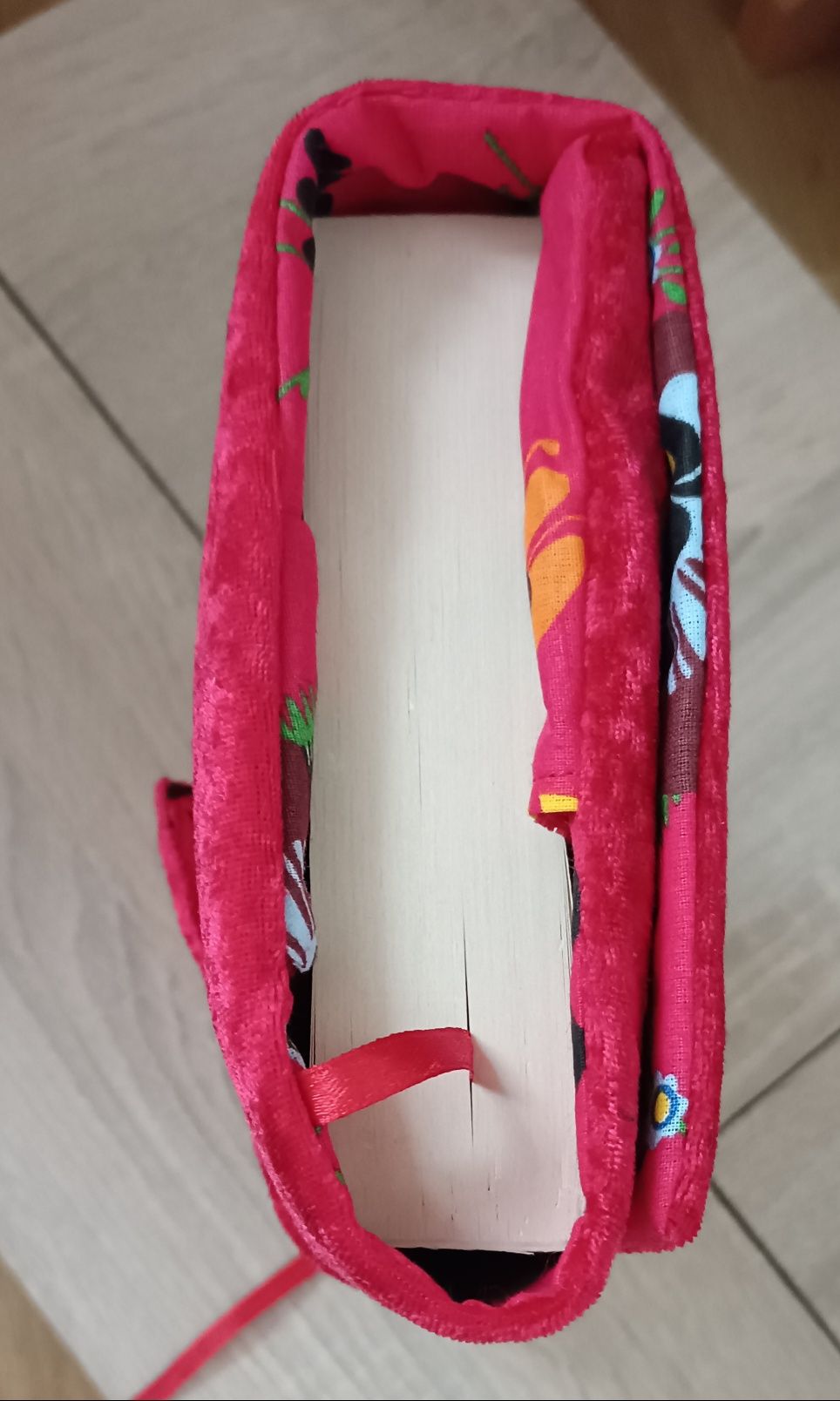 Czerwone etui na książkę