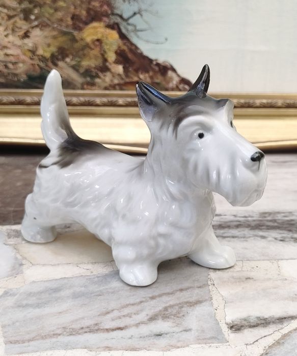 Foreign stara porcelanowa figurka psa terier szkocki numerowany piesek