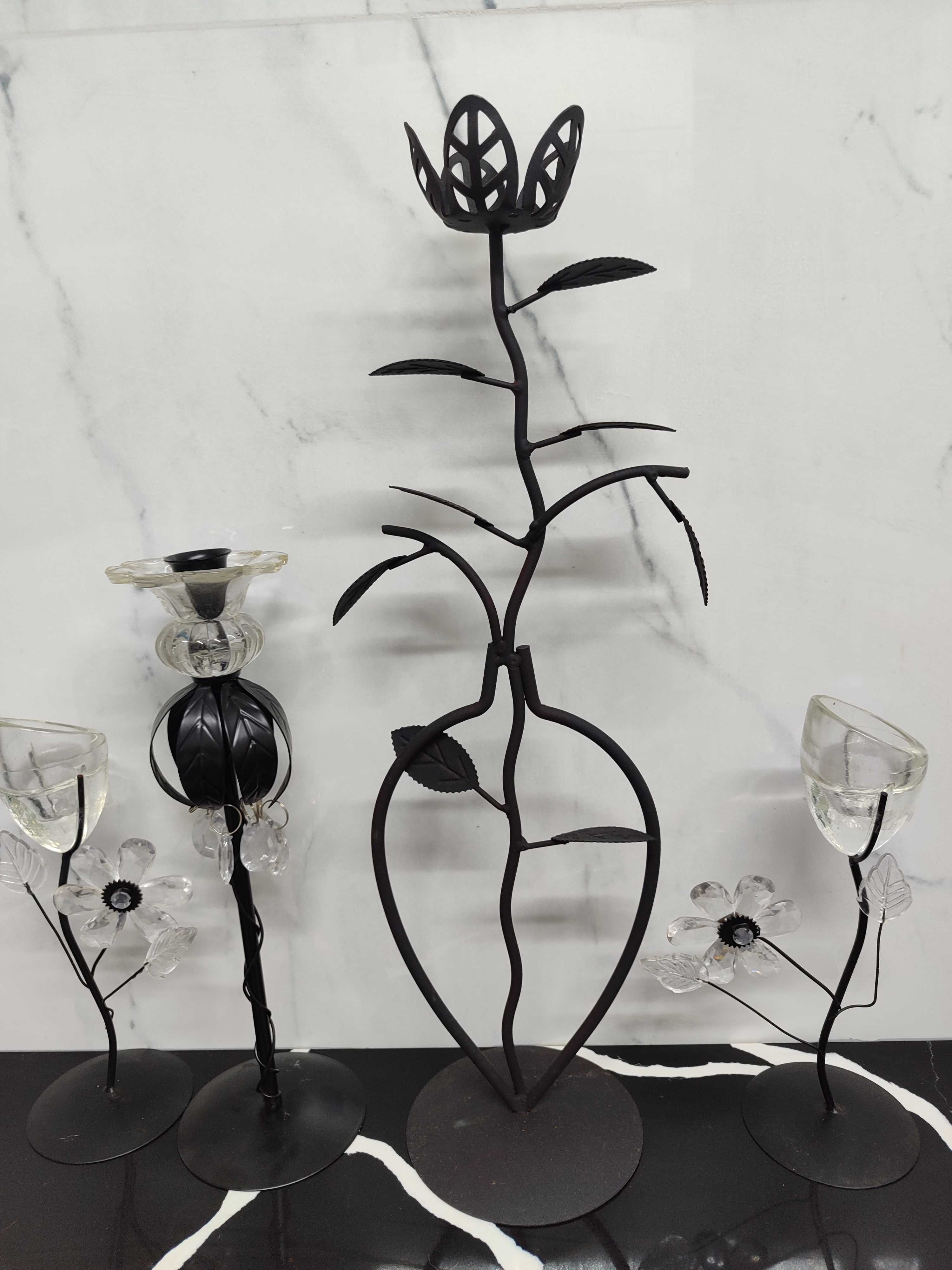 4 porta velas com formato flor em metal e vidro