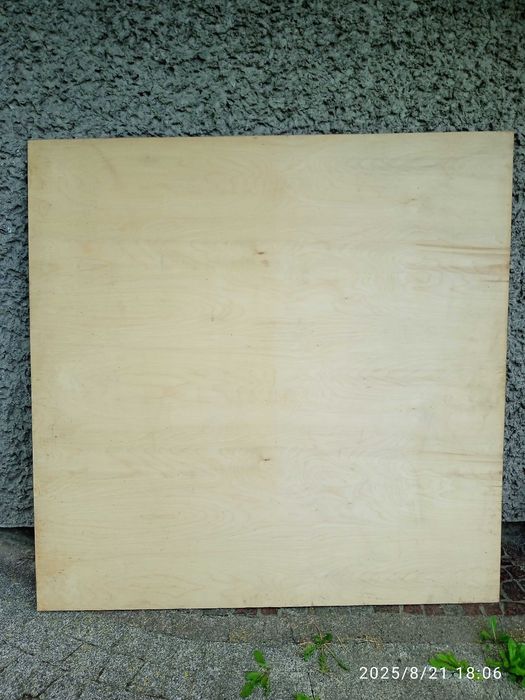 Sklejka drewniana 1275 mm x 1270 mm x 10 mm.