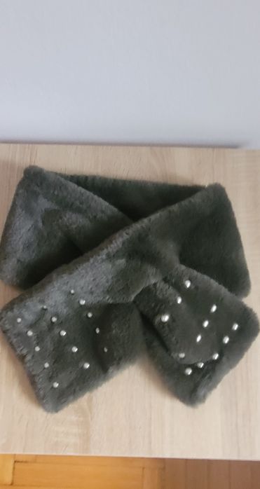 Piękny, zielony komin futrzany z perełkami