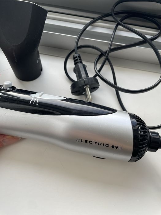 Modelador de cabelo usado com varios acessorios