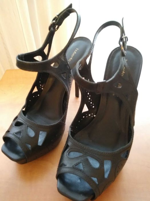 Moja garderoba. Czarne szpilki, koturna pod palcami.