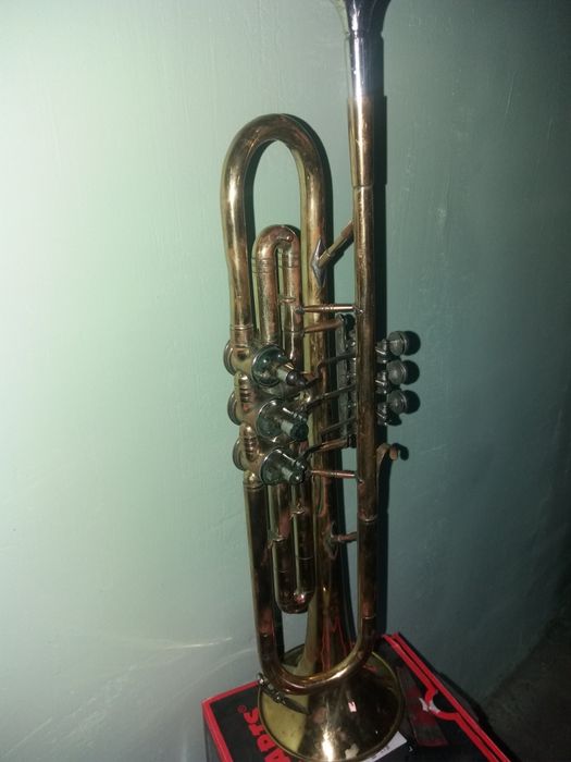 Труба духова , музичний інструмент .