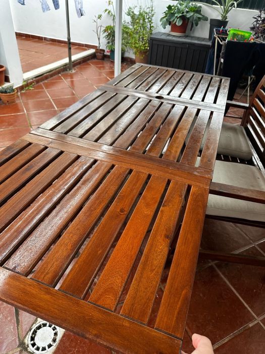 Mesa de jardim de madeira