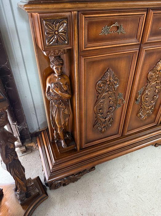 Włoska rzeźbiona komoda z lustrem, mosiądz, drewno