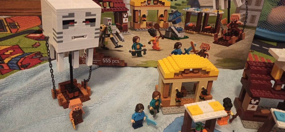 Klocki lego minecraft movie, 21273, atak balonowego ghasta na wioskę