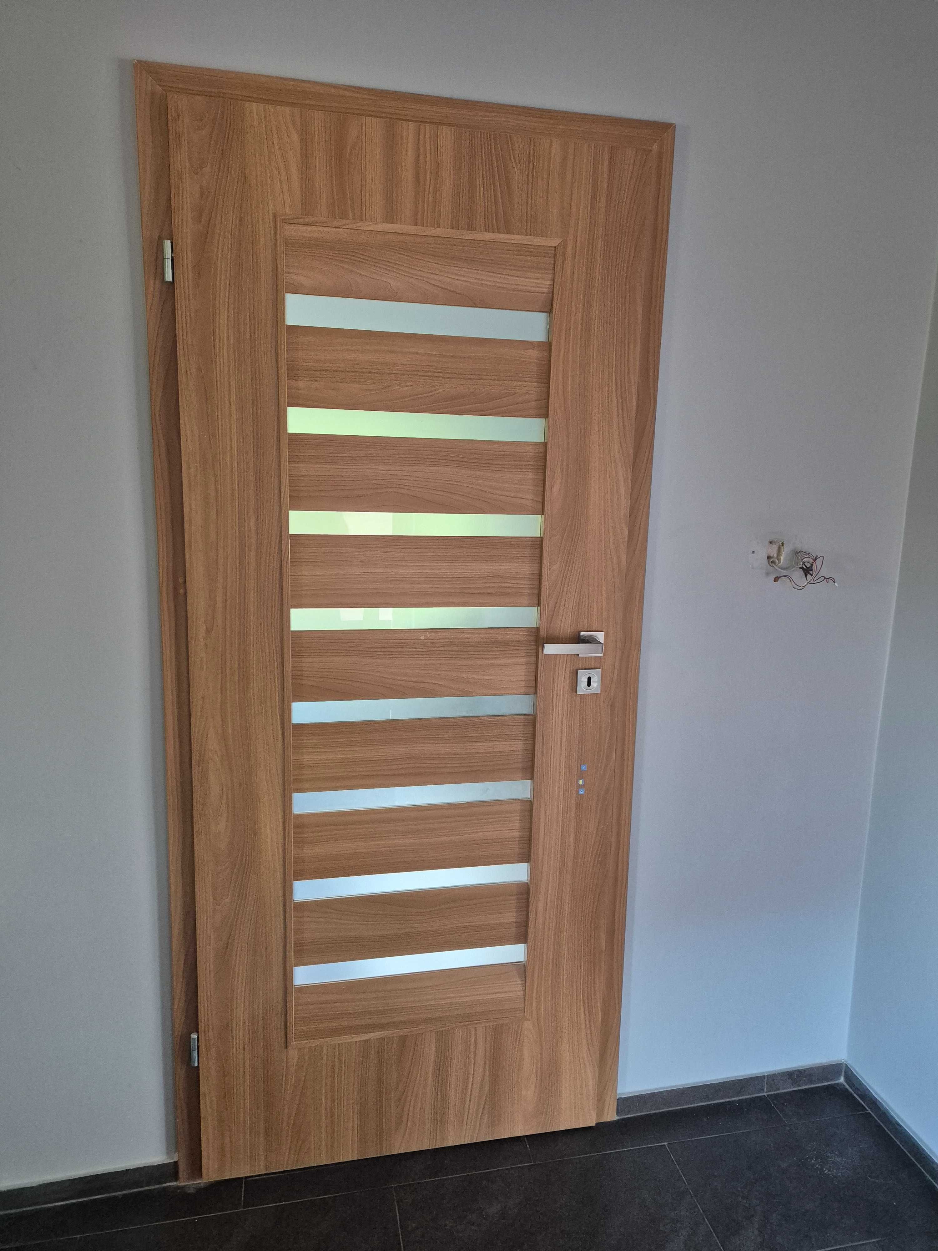 Drzwi 80 i 70 cm z ościeżnicami i klamkami prawe i lewe
