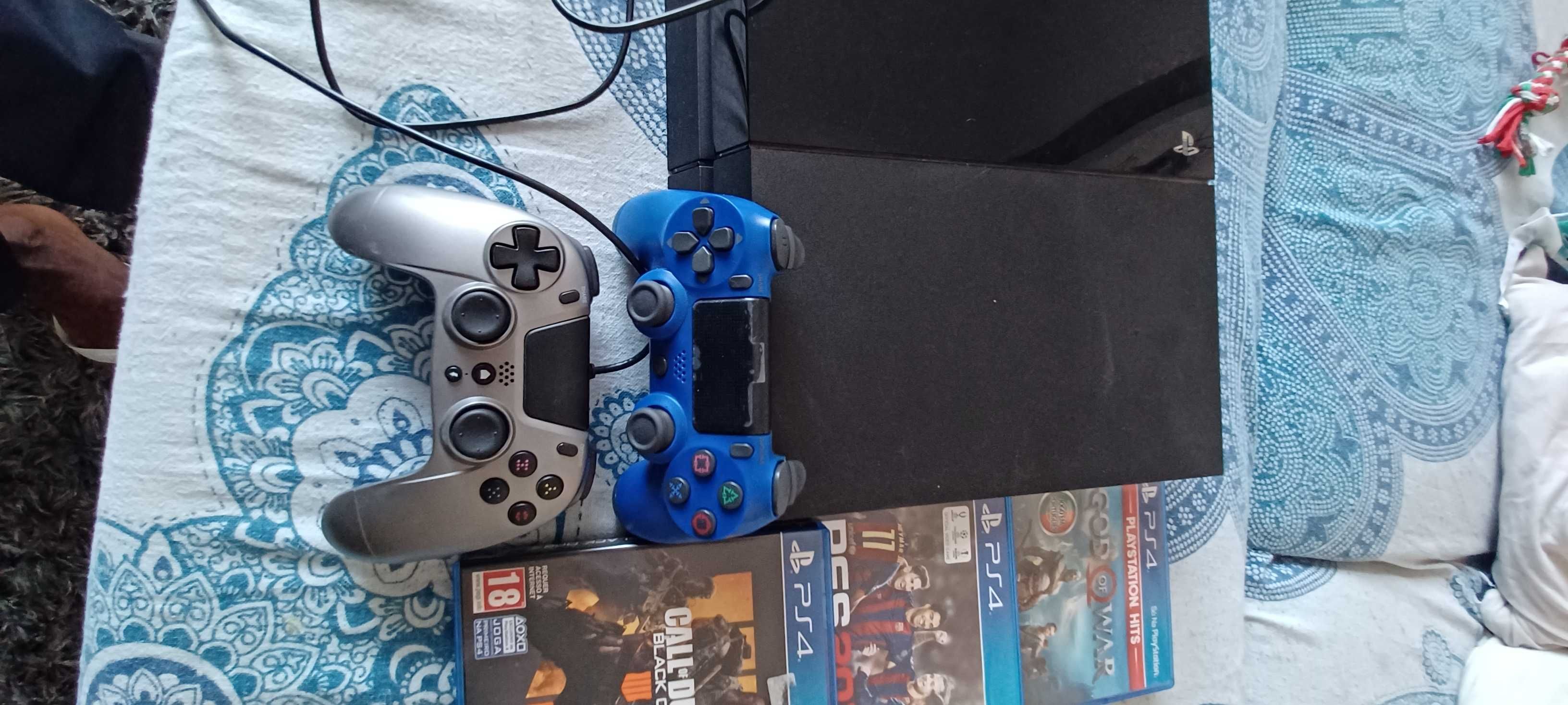 Ps4 em perfeito estado, com 2 comandos incluídos + jogos+cabos.