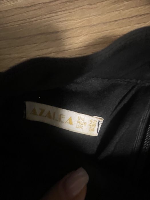 Сукня з металевими кнопками