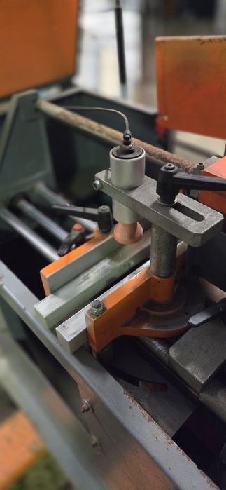 Maquina de fazer malhetes em perfil de aluminio