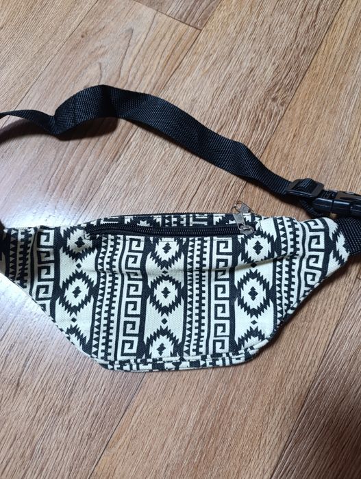 Жіноча барсетка.