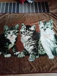 koc wykonany z poliestru z wizerunkiem 3 kotów