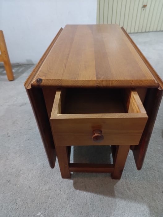 Conjunto de mesa e 4 bancos