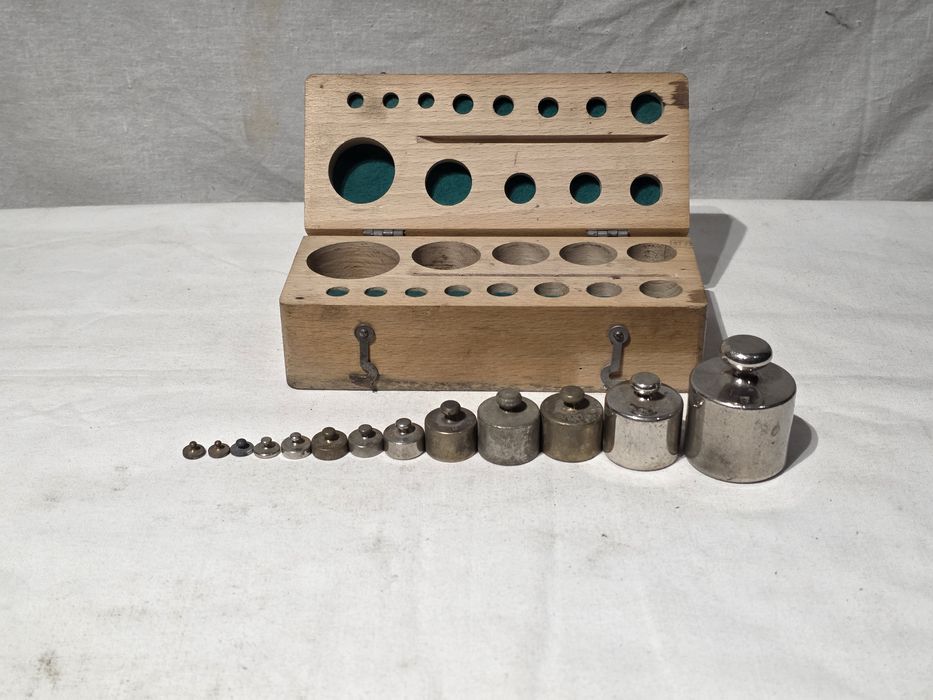 Duży zestaw odważników mosiężnych 1g-0.5kg w etui