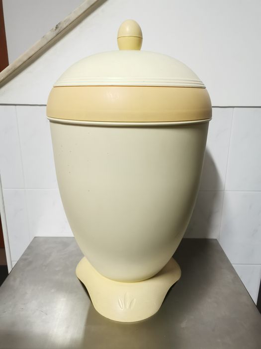 Caixa do pão + caixote do lixo