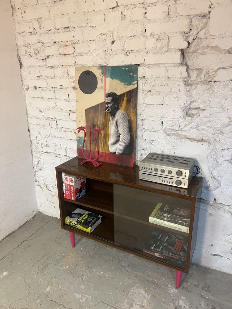 Biblioteczka witryna na rozowych toczonych nogach prl vintage retro
