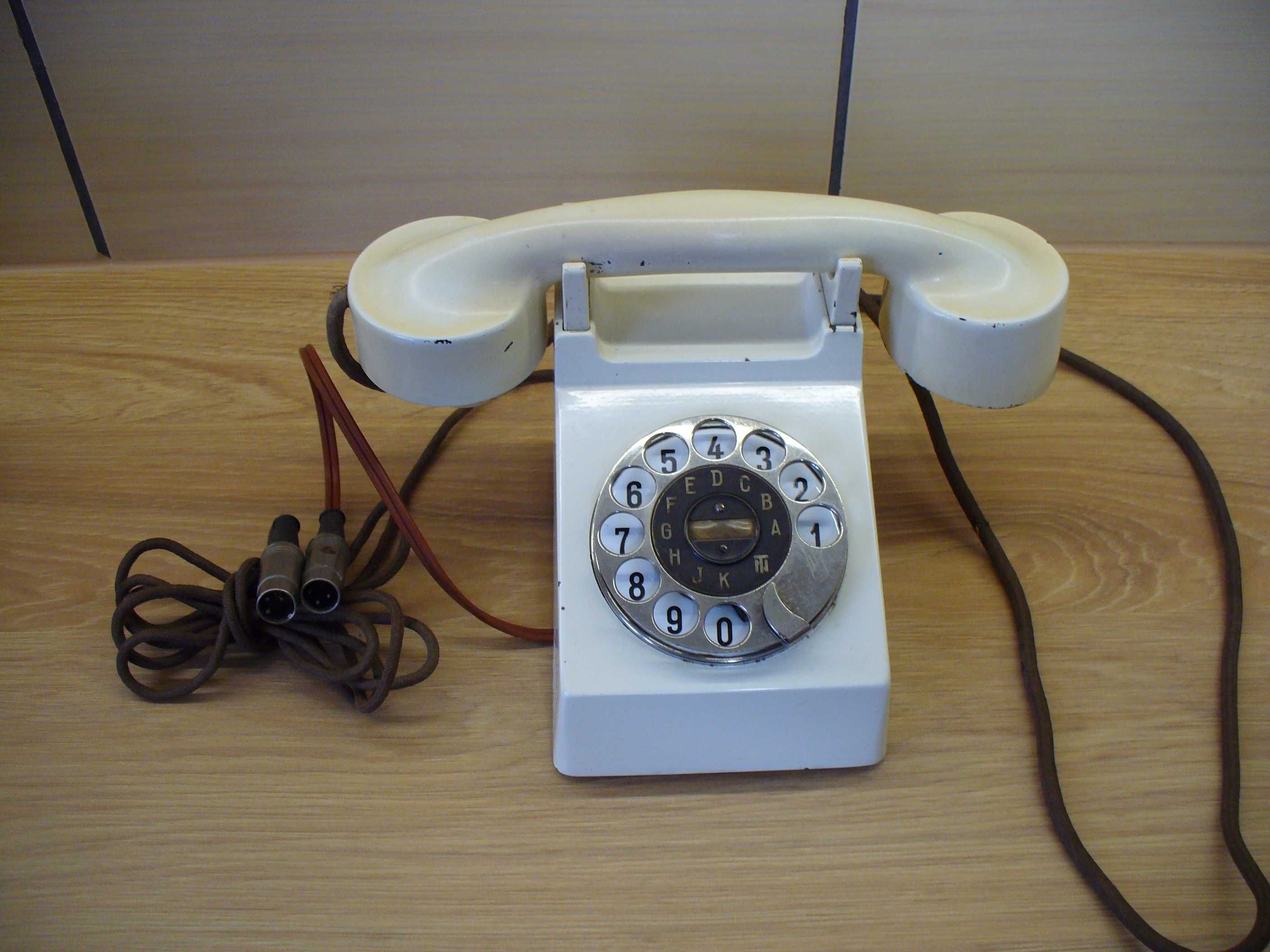 Stare telefony tarczowe.
