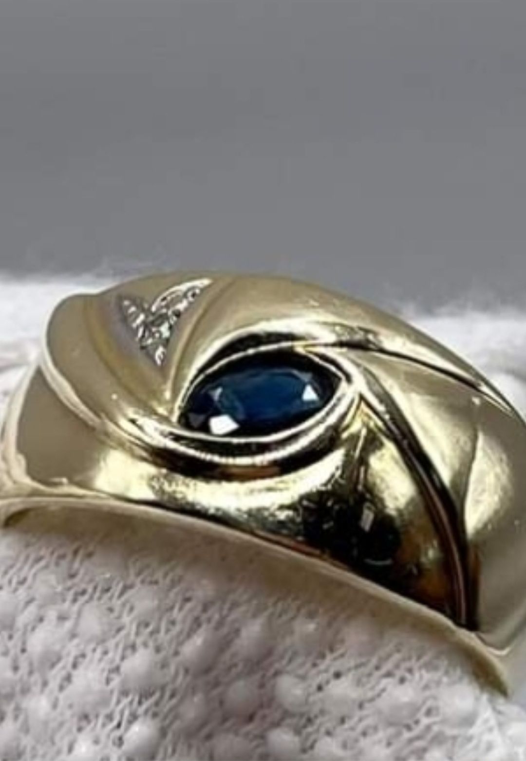 Złoty pierścionek z diamentem i szafirem
