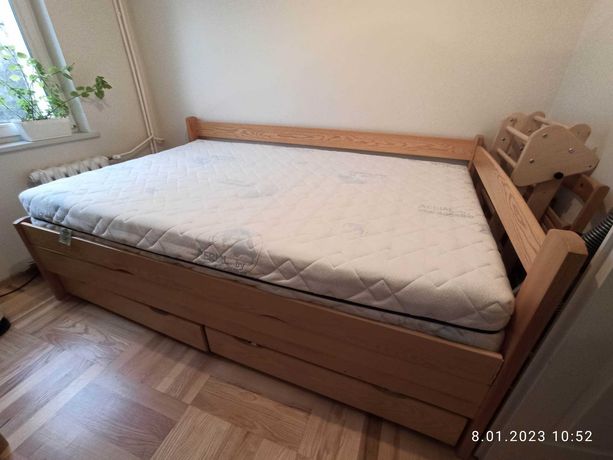Łóżko drewniane 140 x 220 z materacem
