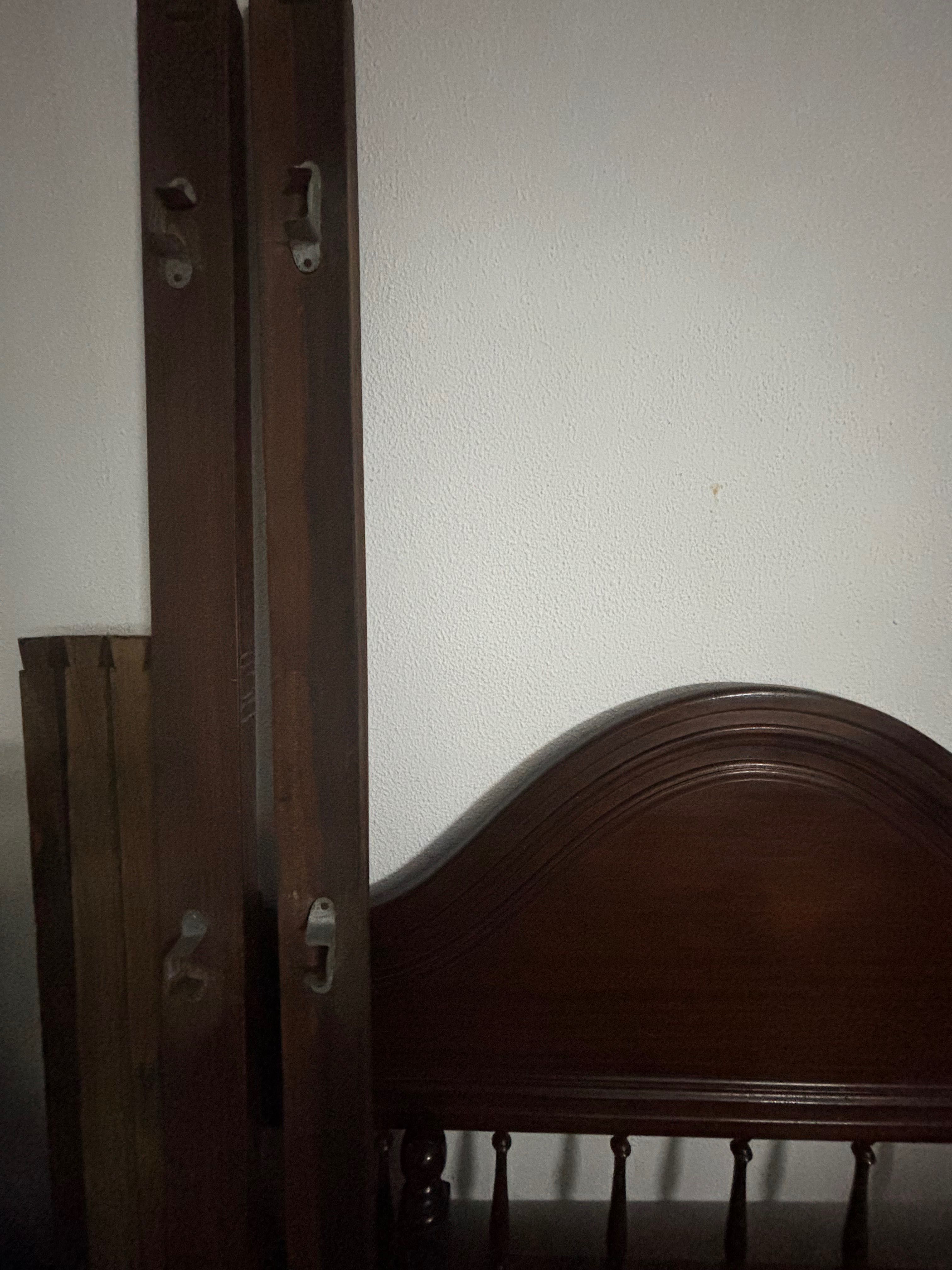 Cama de casal em madeira