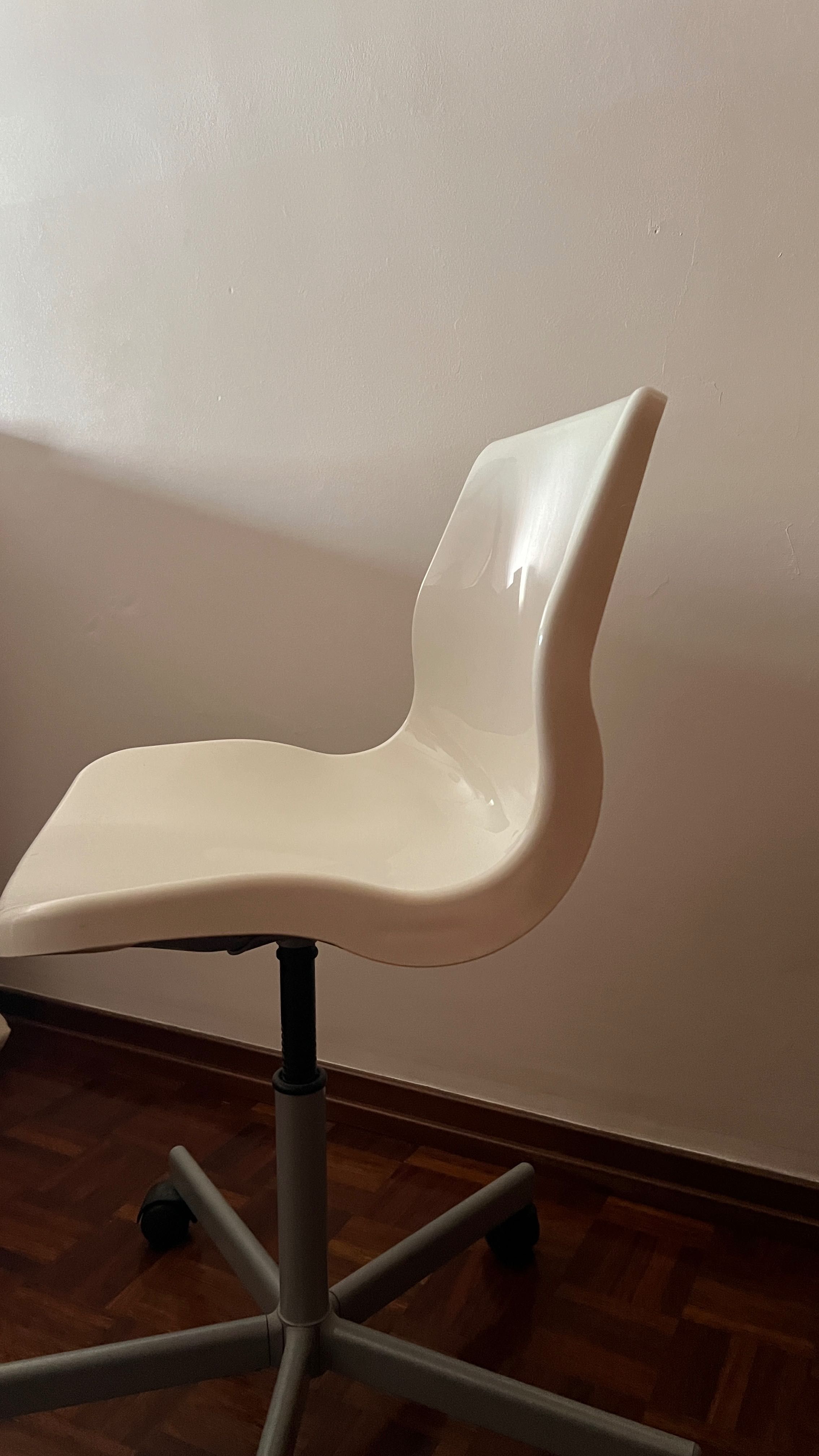 Cadeira branca ikea
