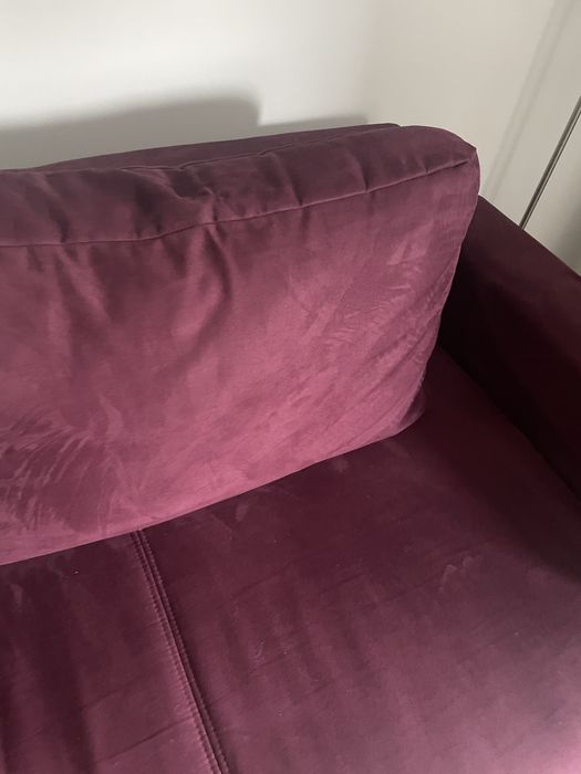 Rozkladana fioletowa kanapa i fotel