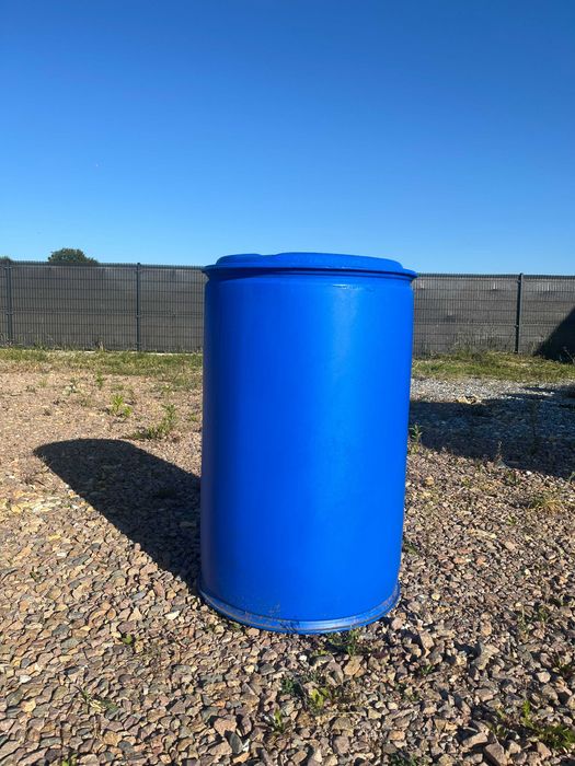Zbiornik na deszczówkę 290L – beczki plastikowe z kranikiem i pokrywą