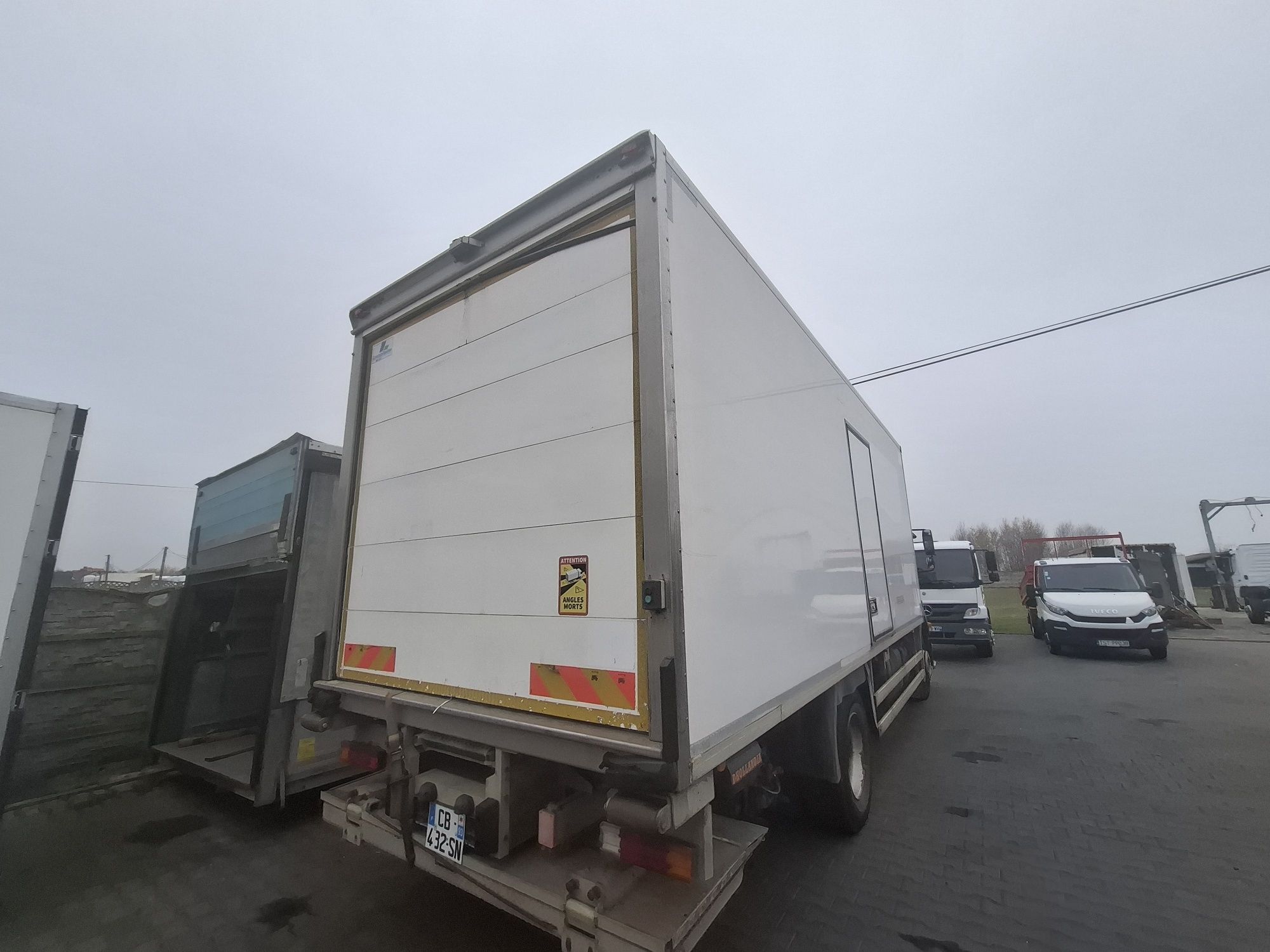 Chłodnia Kontener magazyn w stanie bardzo dobrym z transportem