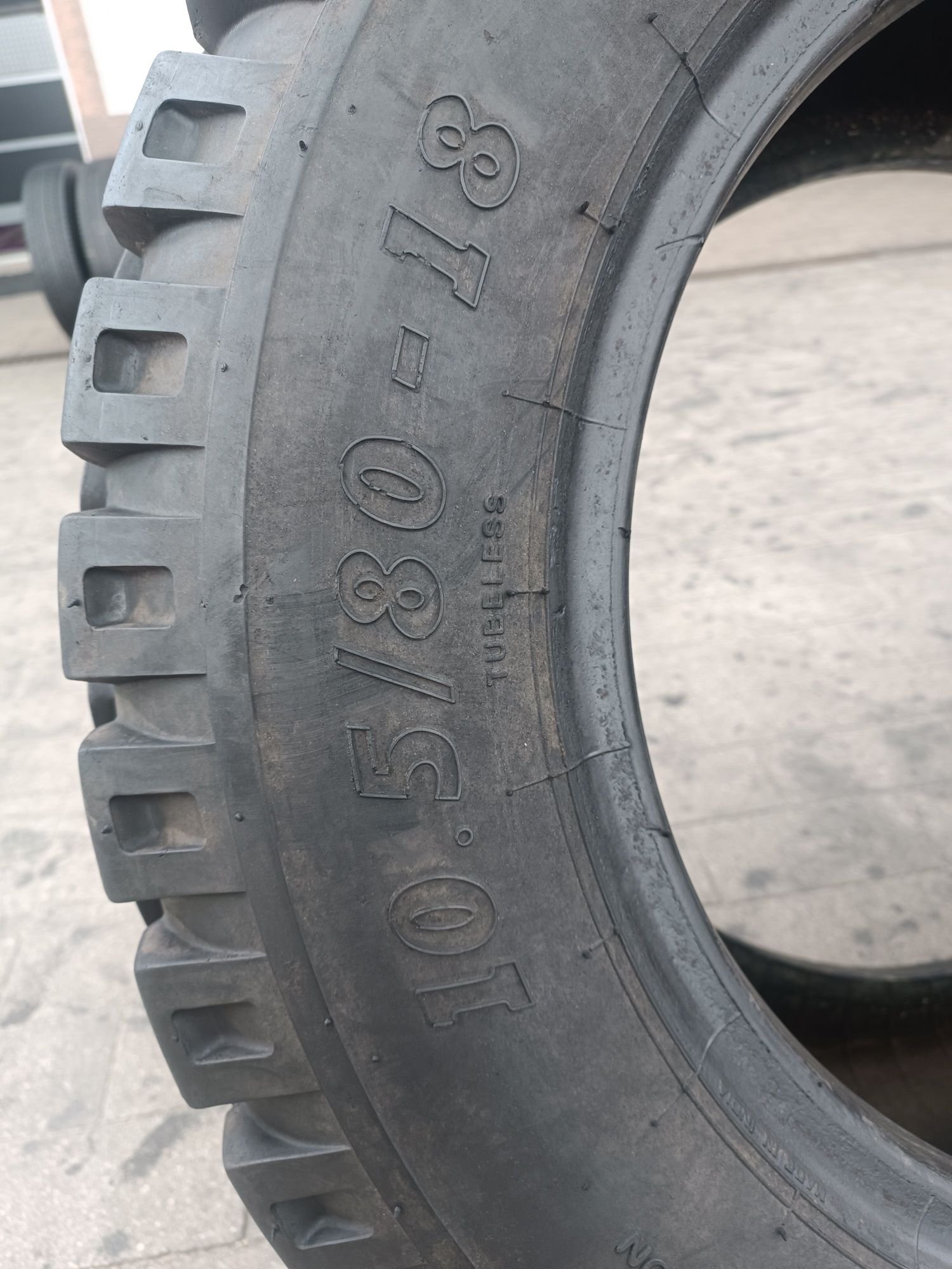 10.5/80-18 BKT Implement AW-702 pojedynka