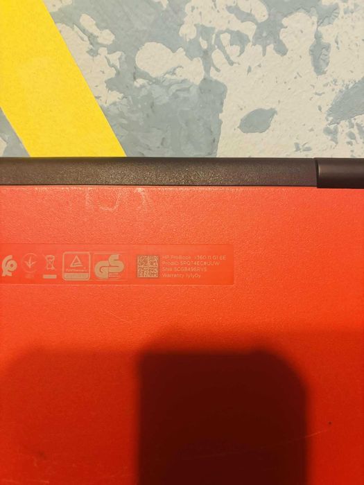 Laptop HP ProBook x360 z ekranem dotykowym.